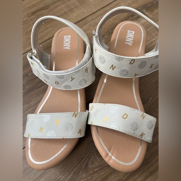 NWOT -‎ DKNY - Combo Sandals - Picture 3 of 6
